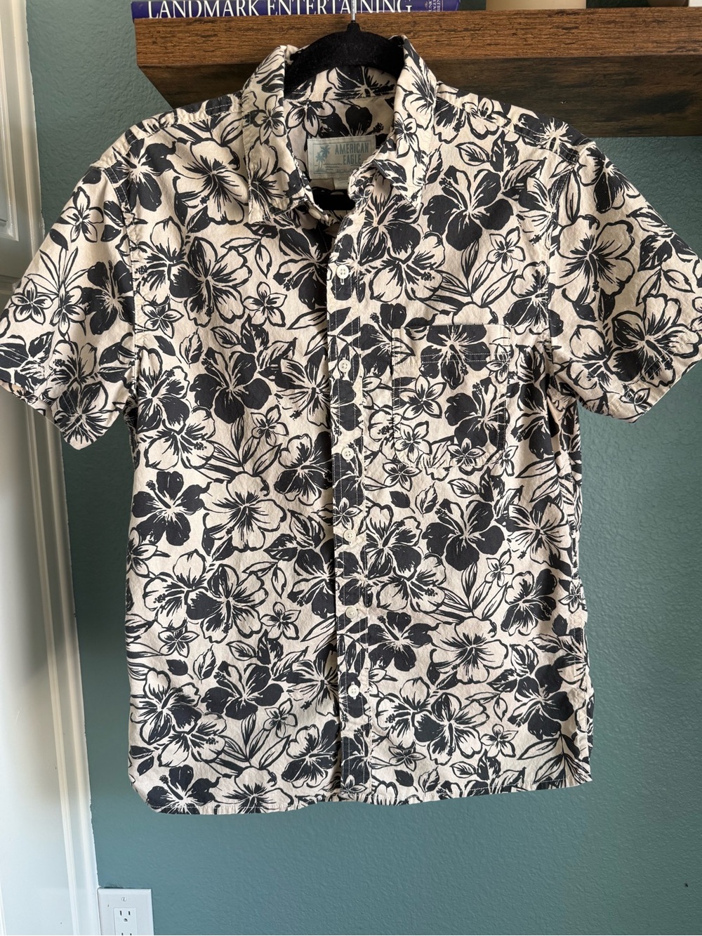 American Eagle Floral Hawaiian Camp Shirt Mens Small Black Tan Tropical Resort